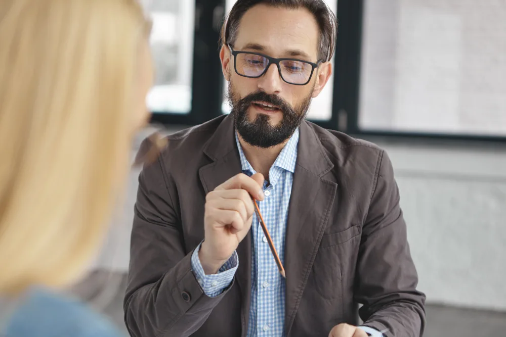 Directivo hablando en formacion de coaching ejecutivo