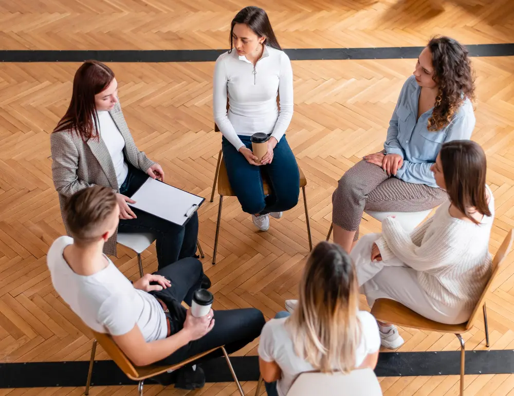 Grupo de trabajadores sentados en Coaching de equipos y liderazgo